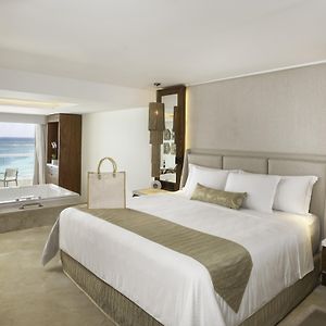Superior Honeymoon Suite Ocean View King Size Bed